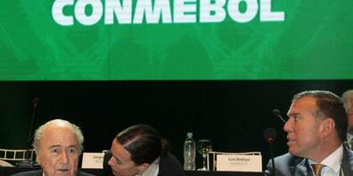 Gelder aus der Schweiz zurückerhalten: Die südamerikanischen Fussballkonföderation Conmebol. Links im Bild von 2015 der ehemalige Fifa-Präsident Sepp Blatter. (Archivbild)