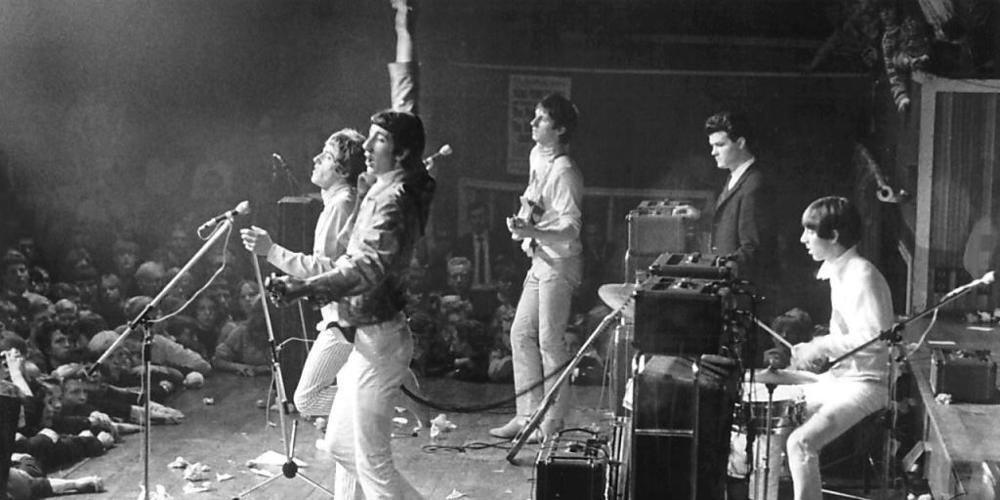 ARCHIV - Die britische Rockband The Who, Roger Daltrey (l-r), Pete Townshend, John Entwistle und Keith Moon (r) geben ein Konzert - eine Gitarre liegt auf dem Boden. Foto: Erik Petersen/dpa