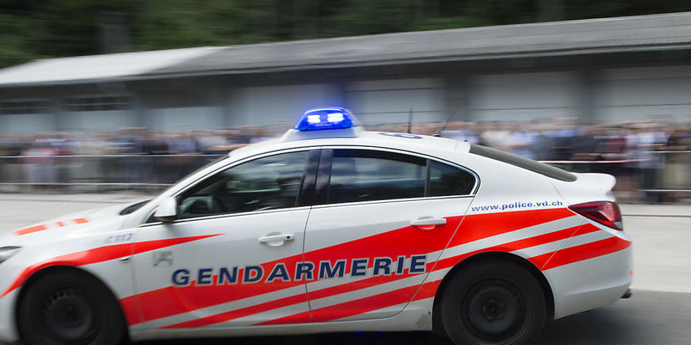 Die Walliser Polizei musste am Mittwochmorgen ausrücken, weil ein herabstürzender Felsbrocken ein Auto getroffen hatte. Der Fahrzeuglenker wurde dabei getötet. (Archivbild)