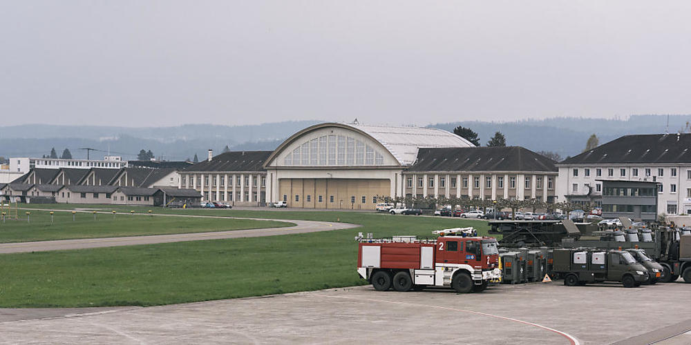 Der Bund zieht bei der Umnutzung des Militärflugplatzes Dübendorf in ein ziviles Flugfeld die Reissleine. (Archivbild)