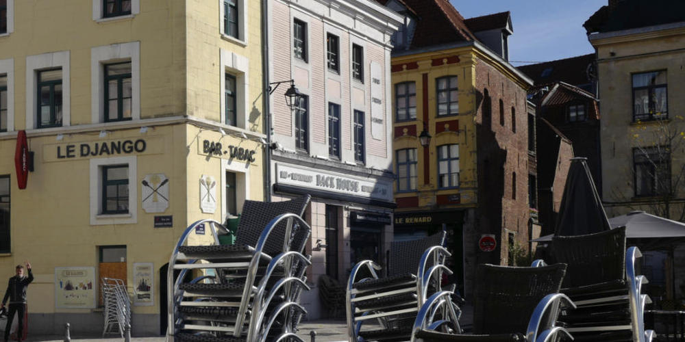 Gestapelte Stühle vor einem Café in Lille. Foto: Michel Spingler/AP/dpa