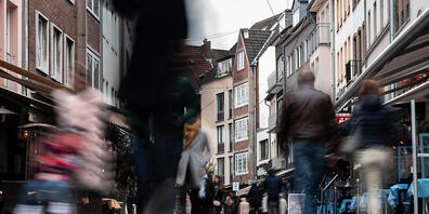 Passanten in der Düsseldorfer Altstadt. Foto: Fabian Strauch/dpa