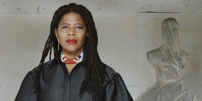 HANDOUT - Die Künstlerin Simone Leigh in den Stratton Sculpture Studios. Foto: Shaniqwa Jarvis/Courtesy of the Simone Leigh and Hauser  Wirth via Boston's Institute of Contemporary Art/AP/dpa - ACHTUNG: Nur zur redaktionellen Verwendung im Zusamme...