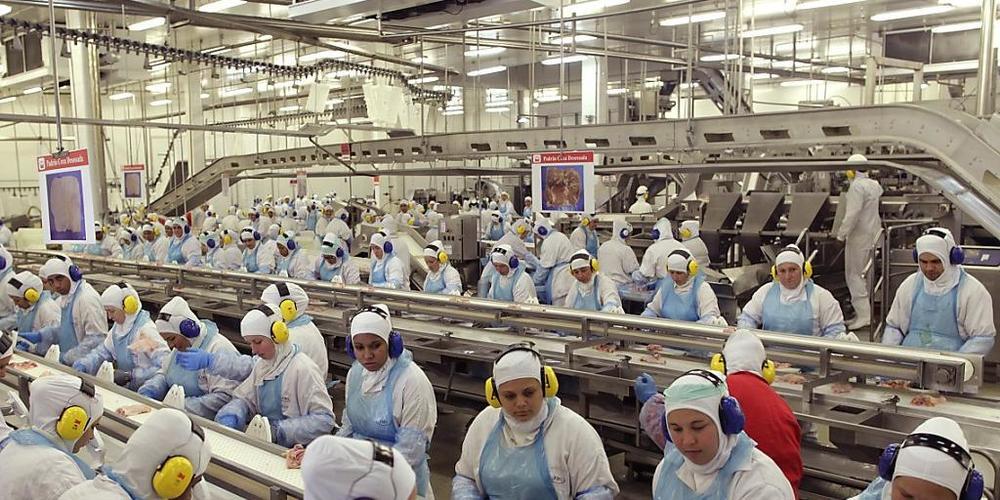 Die Muttergesellschaft des weltgrössten Fleischkonzerns JBS ist wegen Bestechung zu einer Strafe von 250 Millionen Dollar verurteilt worden. (Archivbild)