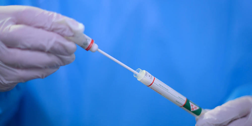 ARCHIV - Die Zahl der mit dem Coronavirus neu infizierten Menschen in Deutschland ist erneut sprunghaft gestiegen. Foto: Robert Michael/dpa-Zentralbild/dpa