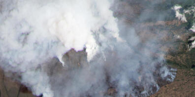 HANDOUT - Rauchschwaden steigen von der Südflanke des Kilimandscharos hoch. Foto: Planet Labs Inc./dpa - ACHTUNG: Nur zur redaktionellen Verwendung und nur mit vollständiger Nennung des vorstehenden Credits