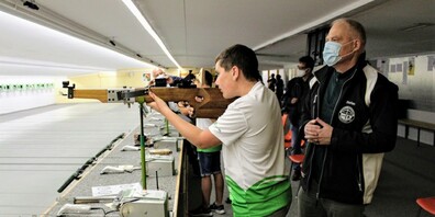Stefan Haag, Schweizermeister im Armbrustschiessen, führte in seine traditionelle Sportart ein.