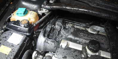 Dem Motor ist trotz wetterbedingter Kälte wohl zu heiss geworden (Bild: kapo.sg.ch)