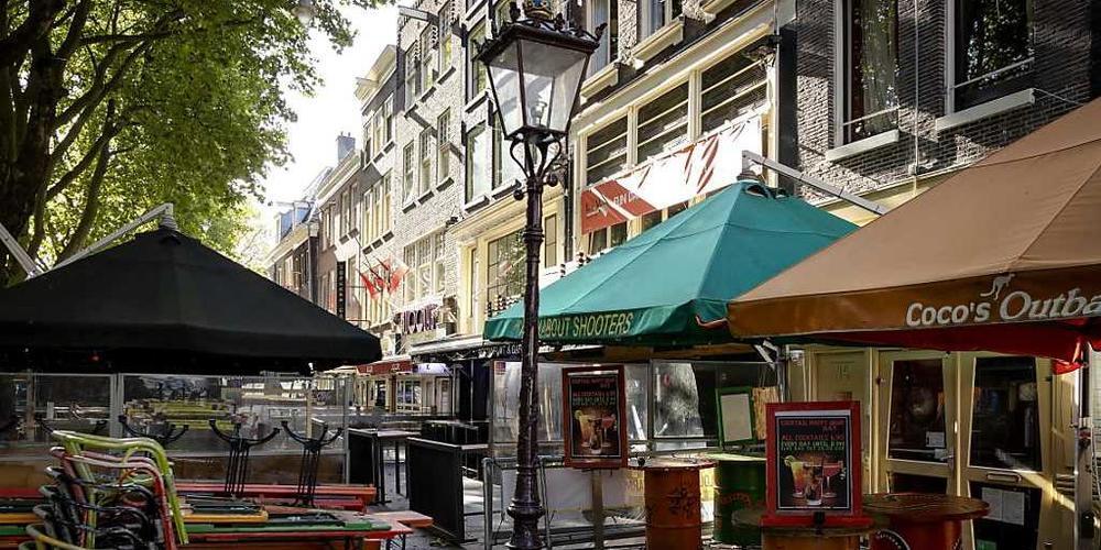 Geschlossene Restaurants in der Amsterdamer Innenstadt. Foto: Robin Van Lonkhuijsen/ANP/dpa
