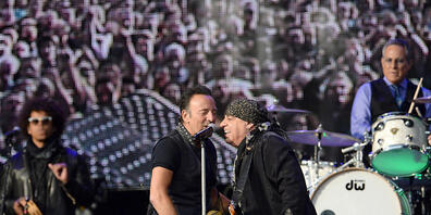 ARCHIV - Der US-amerikanische Rockmusiker Bruce Springsteen (2.v.l) tritt 2016 zusammen mit Saxofonist Jake Clemons (l-r), Gitarrist Steven Van Zandt und Schlagzeuger Max Weinberg von der E Street Band im Münchner Olympiastadion auf. Foto: Andreas...