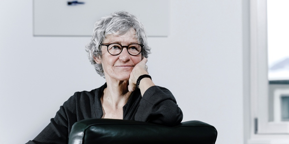 Beim Talk «Freitags in der Fabrik» unterhält sich Fernsehmoderatorin Barbara Bürer mit zwei Menschen, deren Berufe beide etwas mit einer gewissen Kunst zu tun haben.