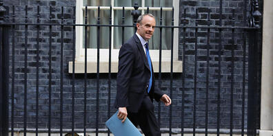 Dominic Raab, Außenminister von Großbritannien, geht vor der 10 Downing Street. Foto: Aaron Chown/PA Wire/dpa