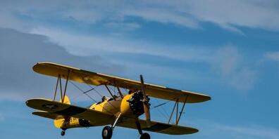 Ein Doppeldecker des Typs Boeing Stearman bei einer Flugshow - der Pilot einer solchen Maschine muss sich wegen des Vorwurfs der Gefährdung anderer Piloten vor Bundesstrafgericht verantworten. (Archivbild)