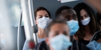 Eine Maskengegnerin wird vor Gericht freigesprochen, muss jedoch insgesamt 10 Franken mehr zahlen.