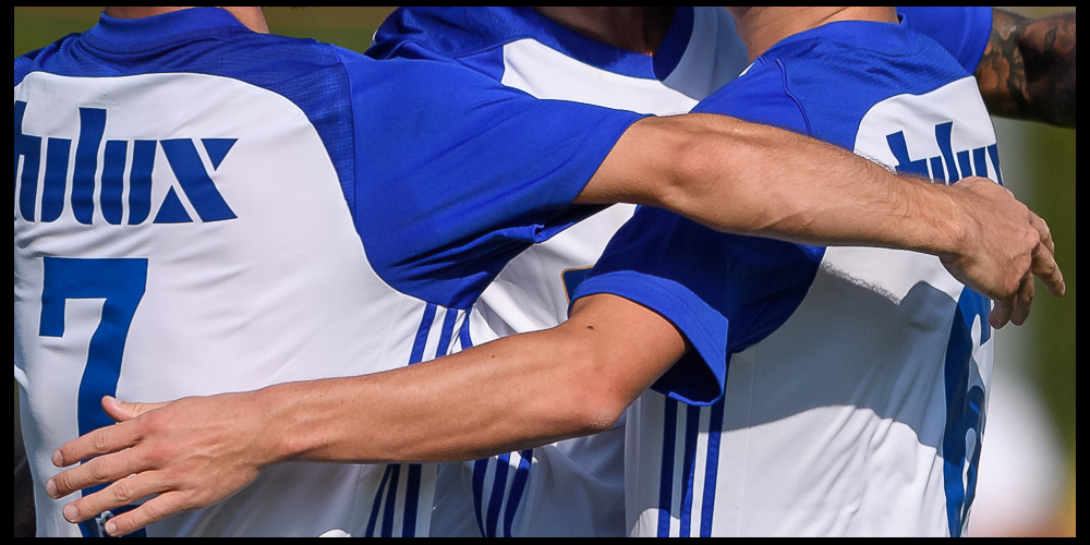 Körperkontakt ist unvermeidlich im Fussball. Wegen eines Coronafalls fällt deshalb das Spiel am Sonntag aus.