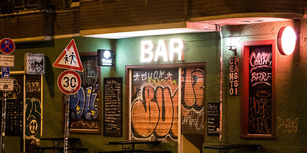 Eine Bar im Berliner Stadtteil Friedrichshain ist geschlossen. Das Berliner Verwaltungsgericht hat eine vom Senat beschlossene Sperrstunde in der deutschen Hauptstadt gekippt. Foto: Christophe Gateau/dpa