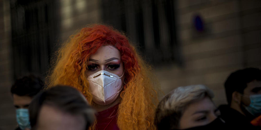 Mitarbeiter im Gastgewerbe nehmen in Barcelona an einem Protest teil, der sich gegen verschärfte Maßnahmen zur Eindämmung der Corona-Pandemie durch die katalanische Regierung richtet. Es sind Schließungen im Gastgewerbe, sowie Einschränkungen sozi...