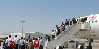 Jemenitische Gefangene, die von Huthis festgehalten wurden, verlassen nach ihrer Ankunft an einem Flughafen in Aden das Flugzeug. Der großangelegte zweitägige Austausch von Kriegsgefangenen zwischen den Konfliktparteien im Jemen ist erfolgreich be...