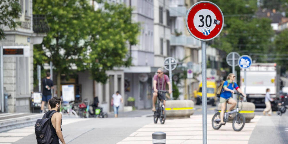 Die «Mobilitätsinitiative» will Tempo 30 auf Hauptstrassen weitgehend verbieten. Die Stadt Zürich wehrt sich nun mit einem Referendum dagegen (Symbolbild).