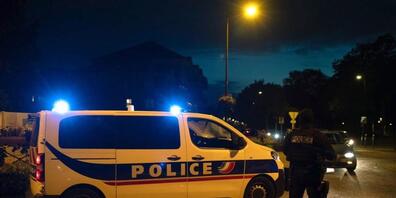 Polizisten ermitteln am Tatort nahe Paris. Foto: Abdulmonam Eassa/AFP/dpa