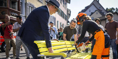 Der Stadtrat wünscht sich Schaffhausen als Schweizer Kulturhauptstadt 2030. Die Stadträte Daniel Preisig und Christine Thommen beteiligten sich, wie im Bild zu sehen ist, 2024 an einer Aktion der Konzeptkünstler Frank and Patrik Riklin. (Arch...