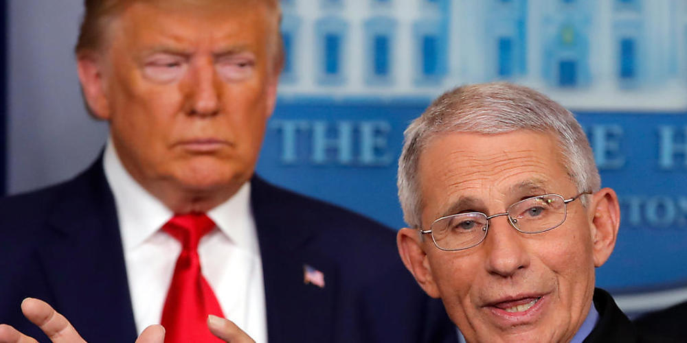 ARCHIV - Donald Trump (l), Präsident der USA, steht neben Anthony Fauci, Direktor des Nationalen Instituts für Infektionskrankheiten in den USA, der während einer Pressekonferenz im Weißen Haus über die Verbreitung des neuartigen Coronavirus spric...