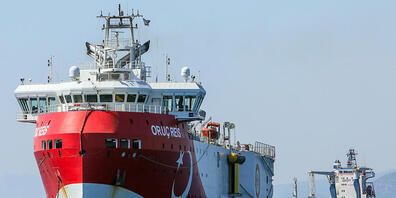 ARCHIV - Das türkische Forschungsschiff «Oruc Reis» ankert vor der Küste Antalyas. Foto: Ibrahim Laleli/DHA/AP/dpa
