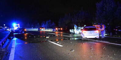 Die Autobahn musste für drei Stunden gesperrt werden, um die Unfallfolgen zu beseitigen (Bilder: kapo.sg.ch)