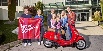 Die Hauptpreis-Gewinner des Flaggen-Wettbewerbs (v. l.): Mario Camenzind (Mythen Center), Barbara Elsener (Schwyz Tourismus) und Regierungsrat Andreas Barraud mit der Gewinnerfamilie Judith und Philipp Auf der Maur mit ihren drei Mädchen.