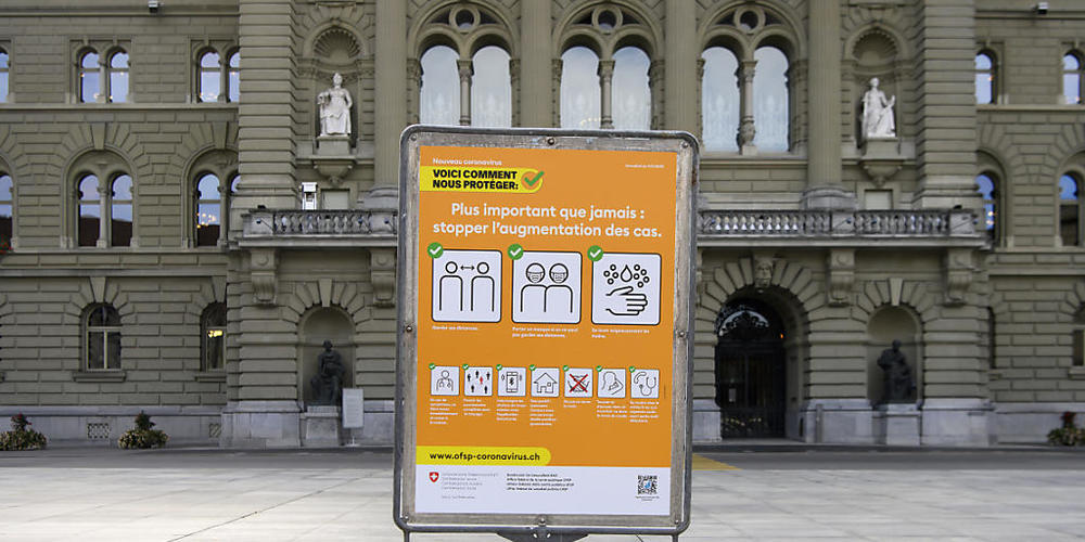 Ein BAG-Plakat mit Verhaltensregeln im Umgang mit dem Coronavirus auf dem Bundesplatz in Bern. (Symbolbild)