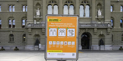 Ein BAG-Plakat mit Verhaltensregeln im Umgang mit dem Coronavirus auf dem Bundesplatz in Bern. (Symbolbild)