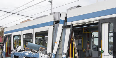 Bei der Kollision mit dem LKW wurde das Tram auf einer Länge von rund 13 Metern regelrecht aufgeschlitzt.