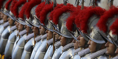 ARCHIV - Mitglieder der Schweizergarde des Vatikans stehen anlässlich ihrer Vereidigung im Hof von St. Damaso. Vier Mitglieder der päpstlichen Schweizergarde sind positiv auf das Coronavirus getestet worden und haben Symptome. Foto: Gregorio Borgi...