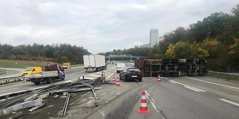 Der Lastwagen kippte quer auf die Fahrbahn.
