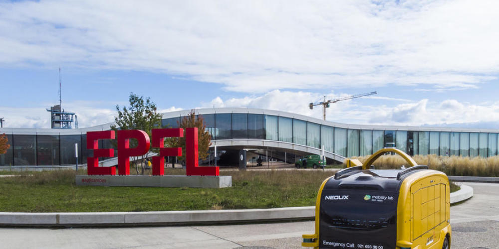 Der knapp 3 Meter lange und 1,8 Meter hohe autonome Minibus bewegt sich mit 6 km/h auf dem EPFL-Campus.