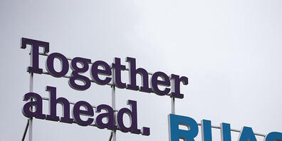 Das Logo der Ruag am Ruag-Standort in Emmen. Bei Ruag International fallen nun aufgrund der Coronakrise Jobs weg.