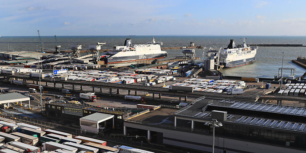 ARCHIV - Lastwagen am Fährhafen am Ärmelkanal im britischen Dover. Foto: Gareth Fuller/PA Wire/dpa