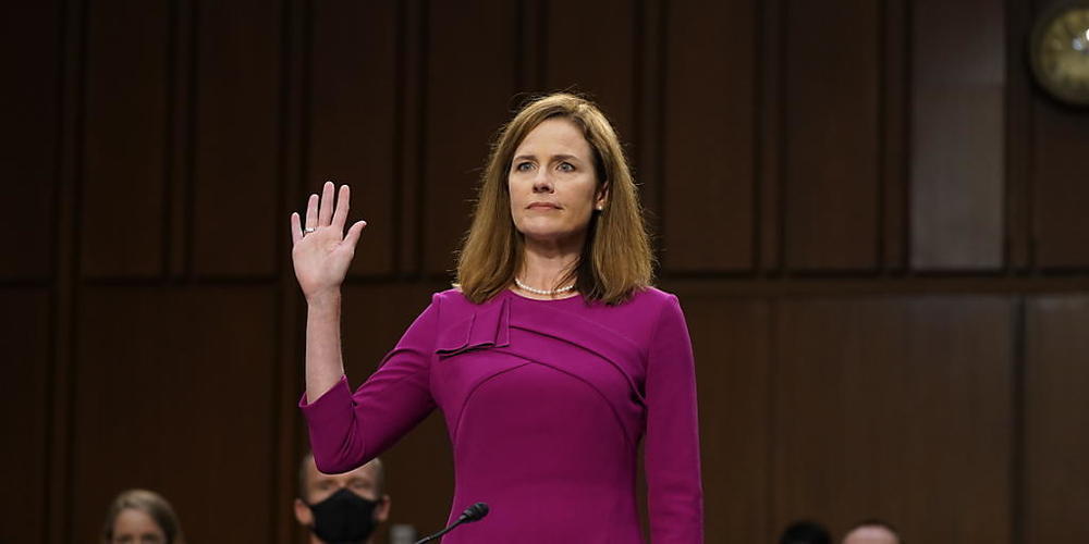 Amy Coney Barrett wird für die Anhörung vor dem Justizausschuss des US-Senats vereidigt. Foto: Patrick Semansky/AP/dpa