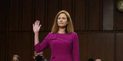 Amy Coney Barrett wird für die Anhörung vor dem Justizausschuss des US-Senats vereidigt. Foto: Patrick Semansky/AP/dpa