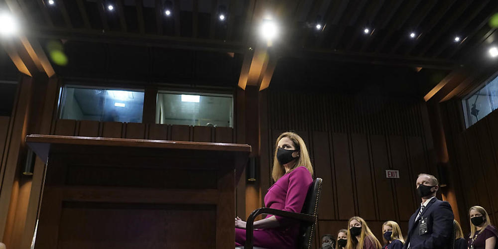 Amy Coney Barrett, Kandidatin für das Richteramt am Obersten Gericht der USA, sitzt bei einer Anhörung vor dem Justizausschuss des Senats auf dem Capitol Hill. Foto: Alex Edelman/Pool AFP/AP/dpa