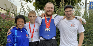 Die Delegation des Do-Jigo Wollerau: Trainerin Alexandra Schiesser, Nicolas Lovrinovic, Jan Wirz und mit Coach Ralf Schmid.