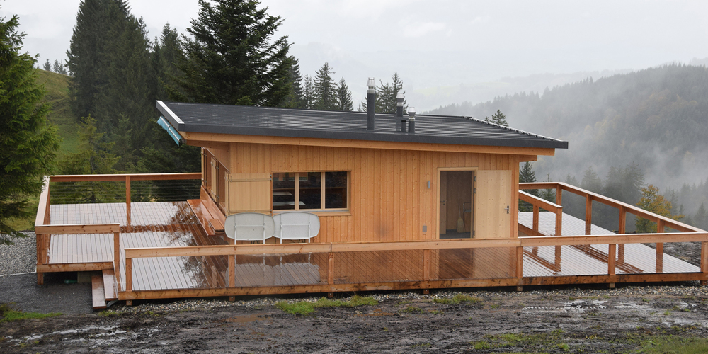 Die Hütte bietet für 24 Gäste Platz und hat eine Terrasse für rund 50 Personen. (Bild: Urs Attinger)