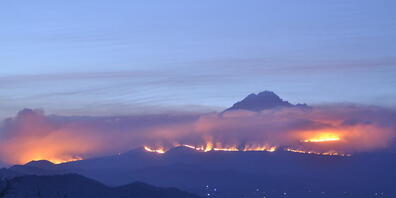 dpatopbilder - Weithin sichtbar sind die Rauchwolken eines Feuers auf dem Kilimandscharo. Auf dem Kilimandscharo ist ein Feuer ausgebrochen. Foto: Thomas Becker/dpa