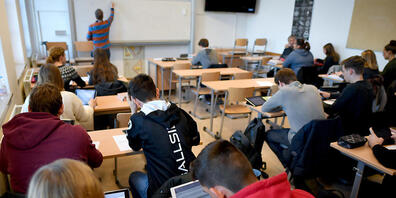 Welche Berufswünsche Jugendliche haben, hängt auch von ihrer Schullaufbahn ab. Jugendliche, die das Gymnasium absolvieren, wünschen sich Berufe mit höherem sozialen Status als Jugendliche in einer Berufslehre. (Symbolbild)