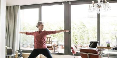 Mit gezielten Übungen sollen Seniorinnen und Senioren die Gefahr von folgeschweren Stürzen reduzieren können. Die Beratungsstelle für Unfallverhütung hat ein entsprechendes Programm entwickelt.