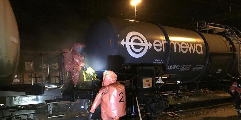 Aus einem lecken Kesselwagen flossen im Güterbahnhof Muttenz einige hundert Liter Salzsäure aus.