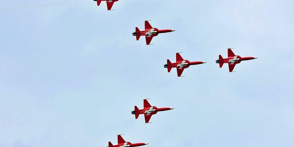 Ein Linth24-Leser aus Jona beschwert sich zum einen über den Trainings-Lärm der Patrouille Suisse im Linthgebiet, zum anderen über die Lichtverschmutzung der Katholischen Kirche in Jona.