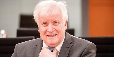 Horst Seehofer (CSU), Bundesminister des Innern, für Bau und Heimat, wartet auf den Beginn der Sitzung des Bundeskabinetts im Kanzleramt. Foto: Michael Kappeler/dpa-pool/dpa