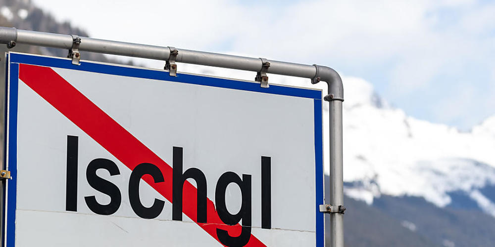 ARCHIV - Ein Ortsschild mit durchgezogener roter Linie steht am Ende der Ortschaft Ischgl. Foto: Jakob Gruber/APA/dpa