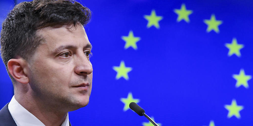 ARCHIV - Wolodymyr Selenskyj, Präsident der Ukraine, spricht im Europa-Gebäude während einer Pressekonferenz nach einem Treffen mit dem Präsidenten des Europäischen Rates. Foto: Riccardo Pareggiani/AP/dpa